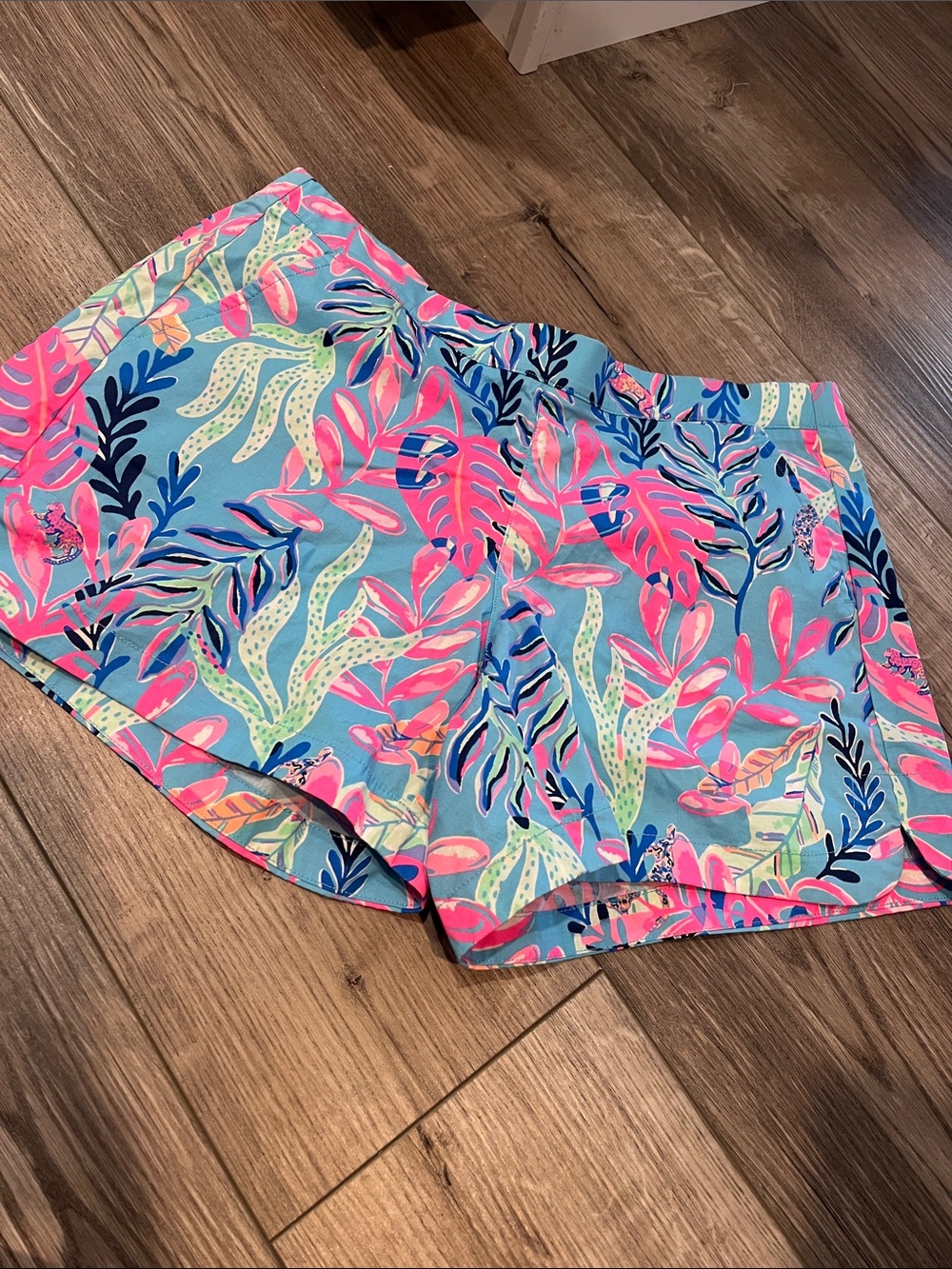 Medium Lilly Pulitzer Pink & Blue Tropical Print Shorts w/ jaguars